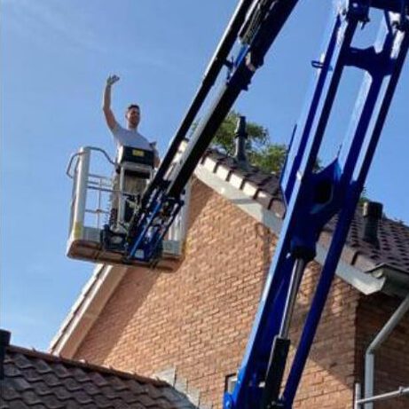 Apeldoornse Schilder Melvin in een hoogwerker